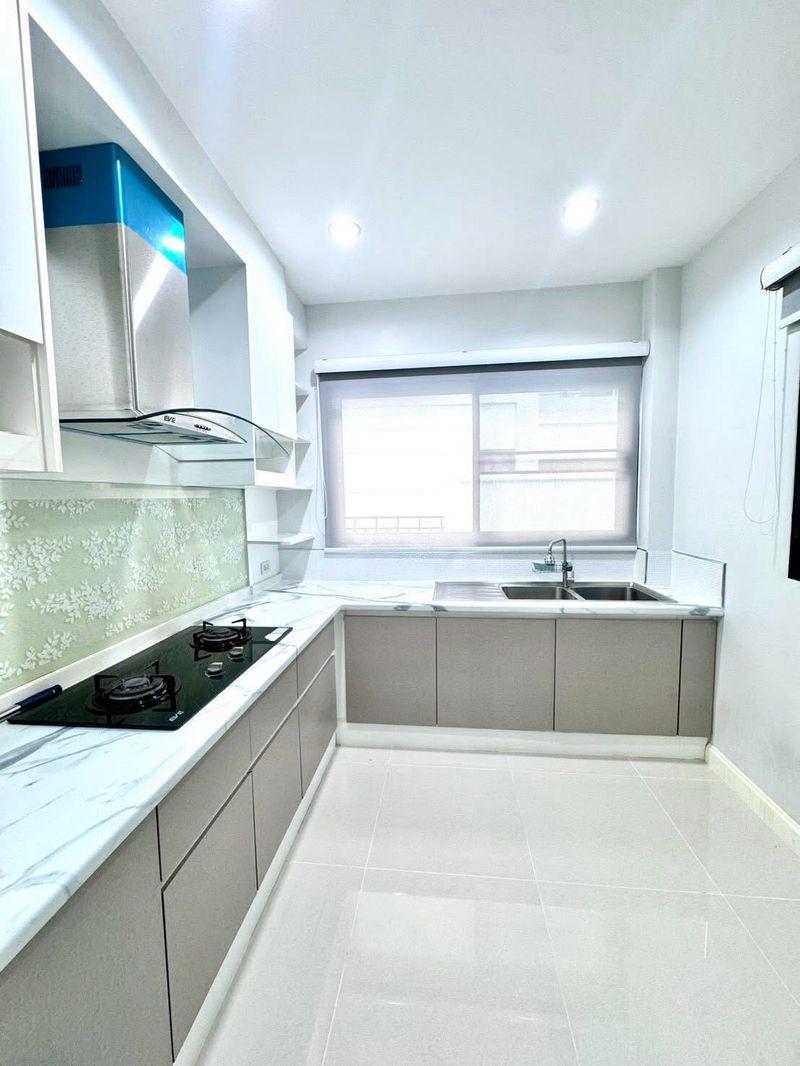 For Sale / For Rent – The Complete Sriracha