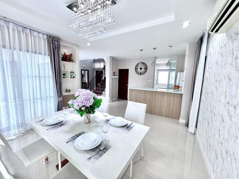 For Sale / For Rent – The Complete Sriracha