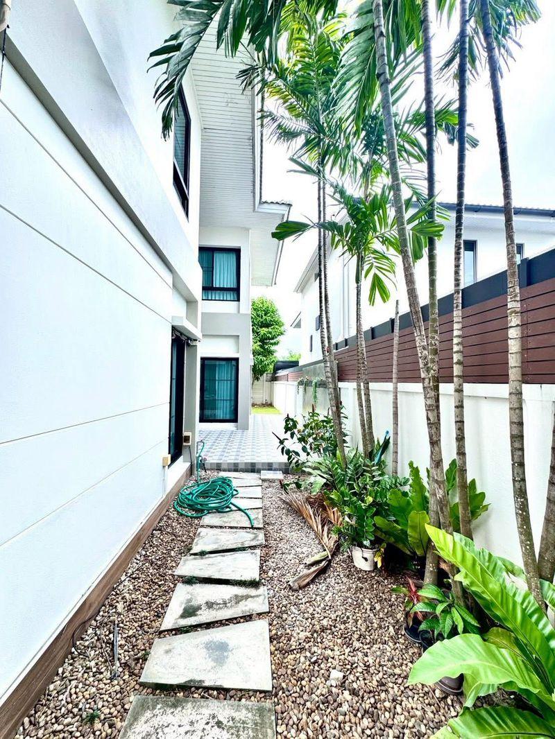 For Sale / For Rent – The Complete Sriracha