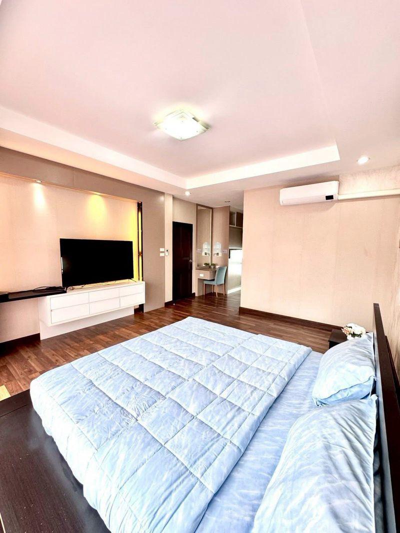 For Sale / For Rent – The Complete Sriracha