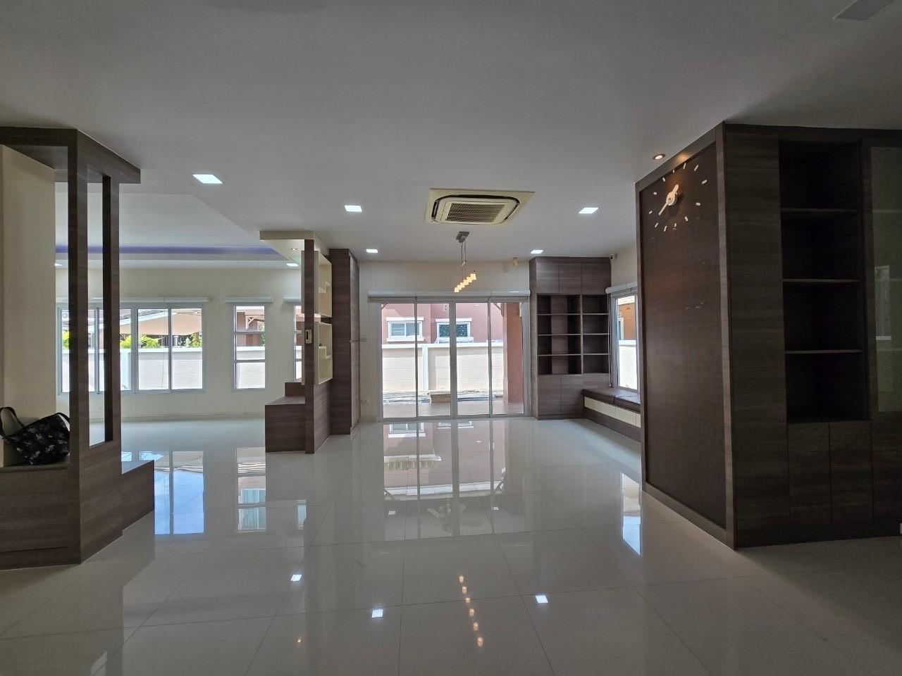 ขายบ้านเดี่ยว 2ชั้น หลังใหญ่ หลังริม หมู่บ้านมณีรินทร์ กรีน พาร์ค อ่างศิลา