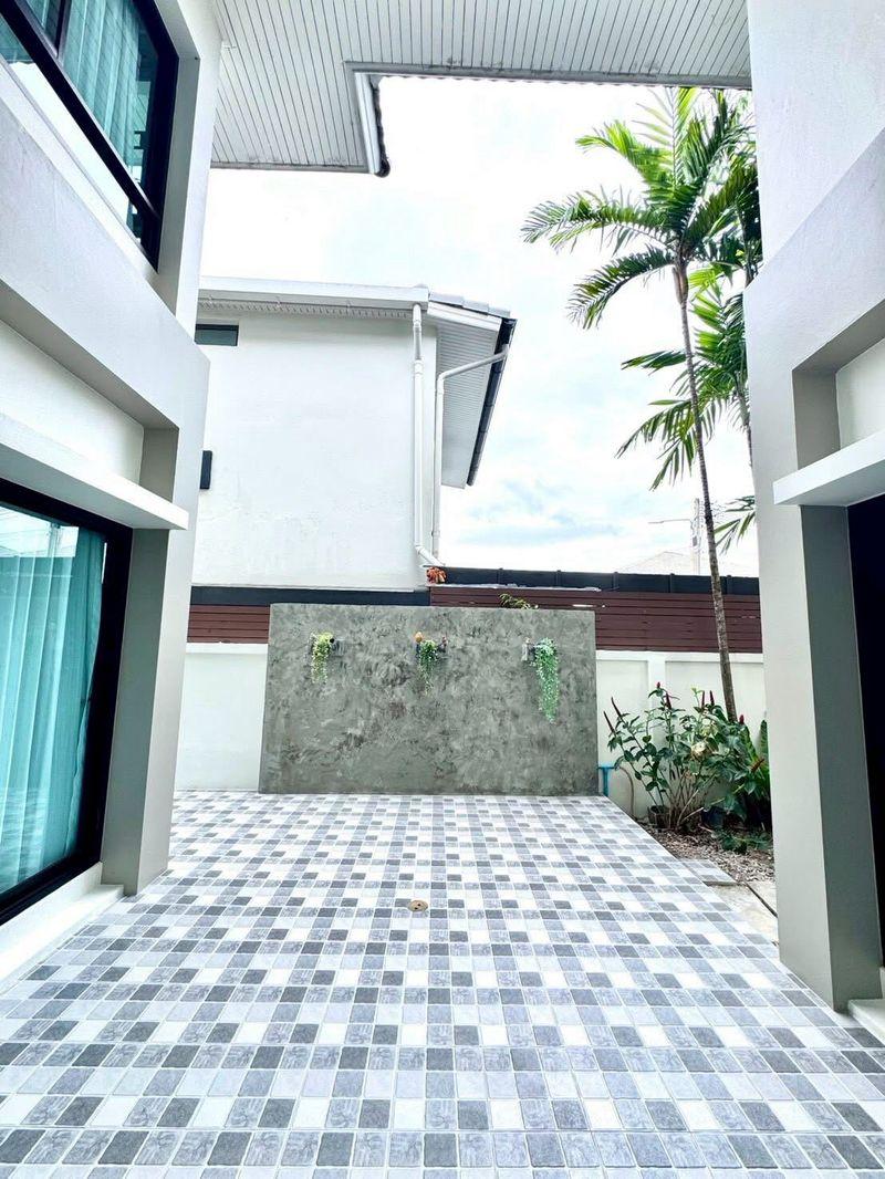 For Sale / For Rent – The Complete Sriracha