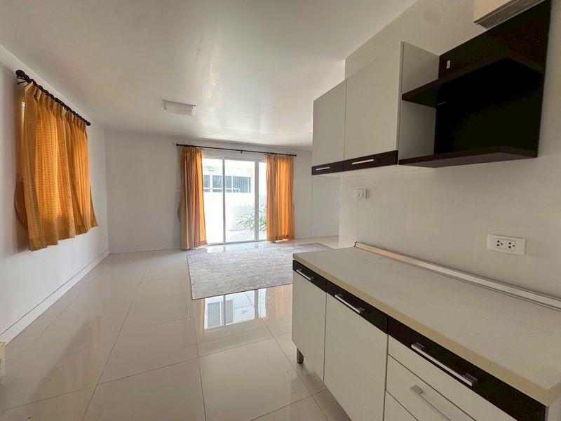 ขายด่วน!!! ราคาเพียง 2.99 ลบ. (ค่าโอนที่ดินคนละครึ่ง)  บ้านแฝด หมู่บ้าน พฤกษานารา เลี่ยงหนองมน